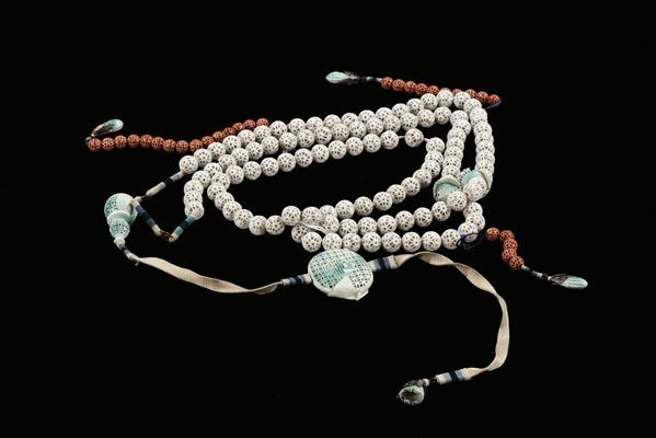 A polychrome porcelain pearls necklace, China, Qing Dynasty, 19th century