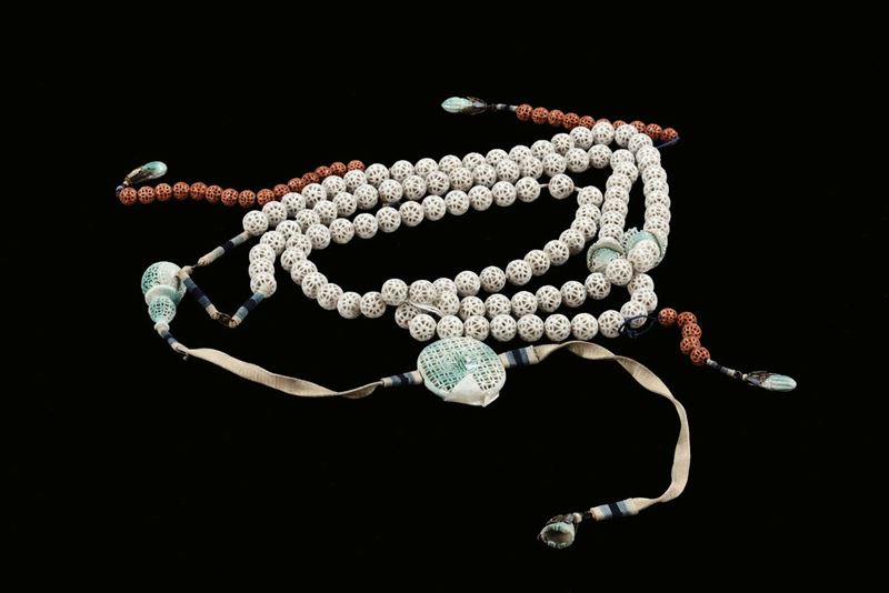 A polychrome porcelain pearls necklace, China, Qing Dynasty, 19th century  - Auction Fine Chinese Works of Art - II - Cambi Casa d'Aste