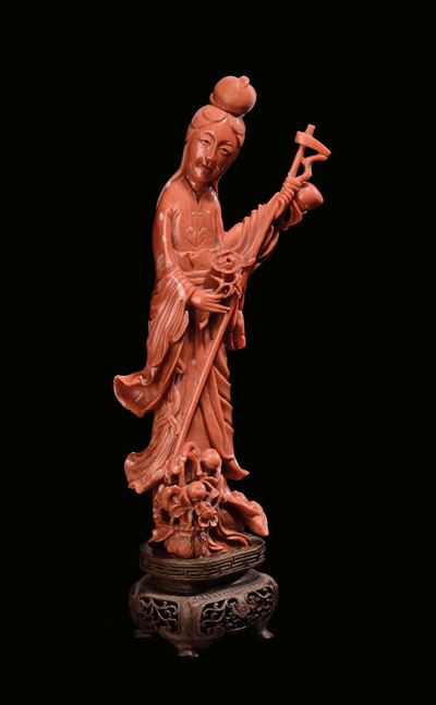 Gruppo in Corallo Rosso Scolpito Raffigurante Guanyin, Cina, Dinastia Qing, Fine XIX Secolo