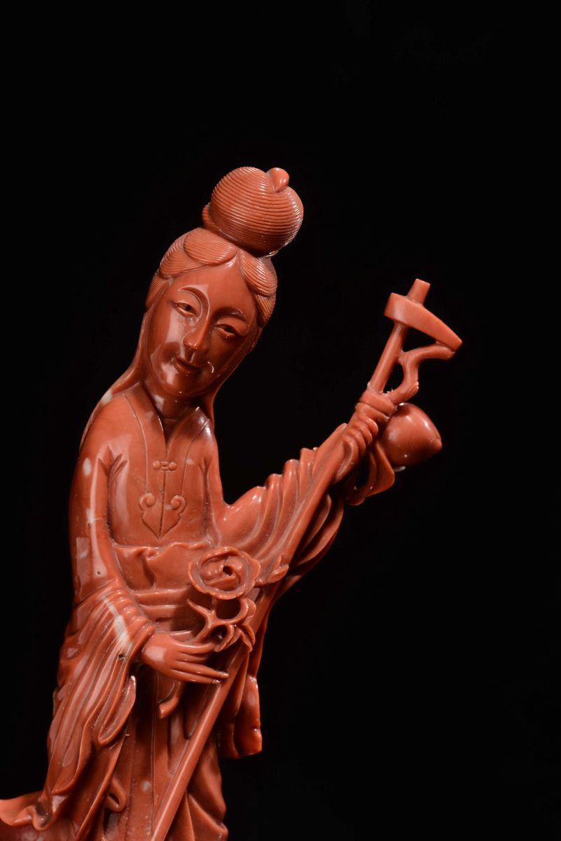 Gruppo in Corallo Rosso Scolpito Raffigurante Guanyin, Cina, Dinastia Qing, Fine XIX Secolo
