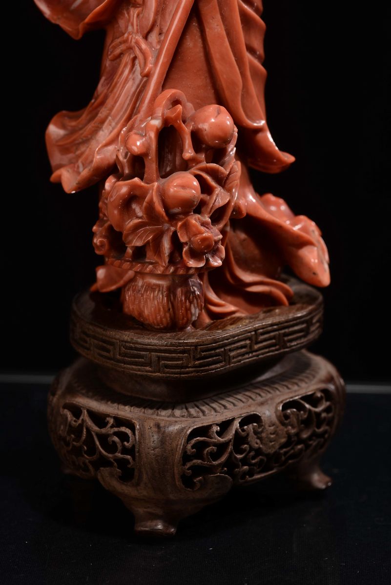 Gruppo in Corallo Rosso Scolpito Raffigurante Guanyin, Cina, Dinastia Qing, Fine XIX Secolo
