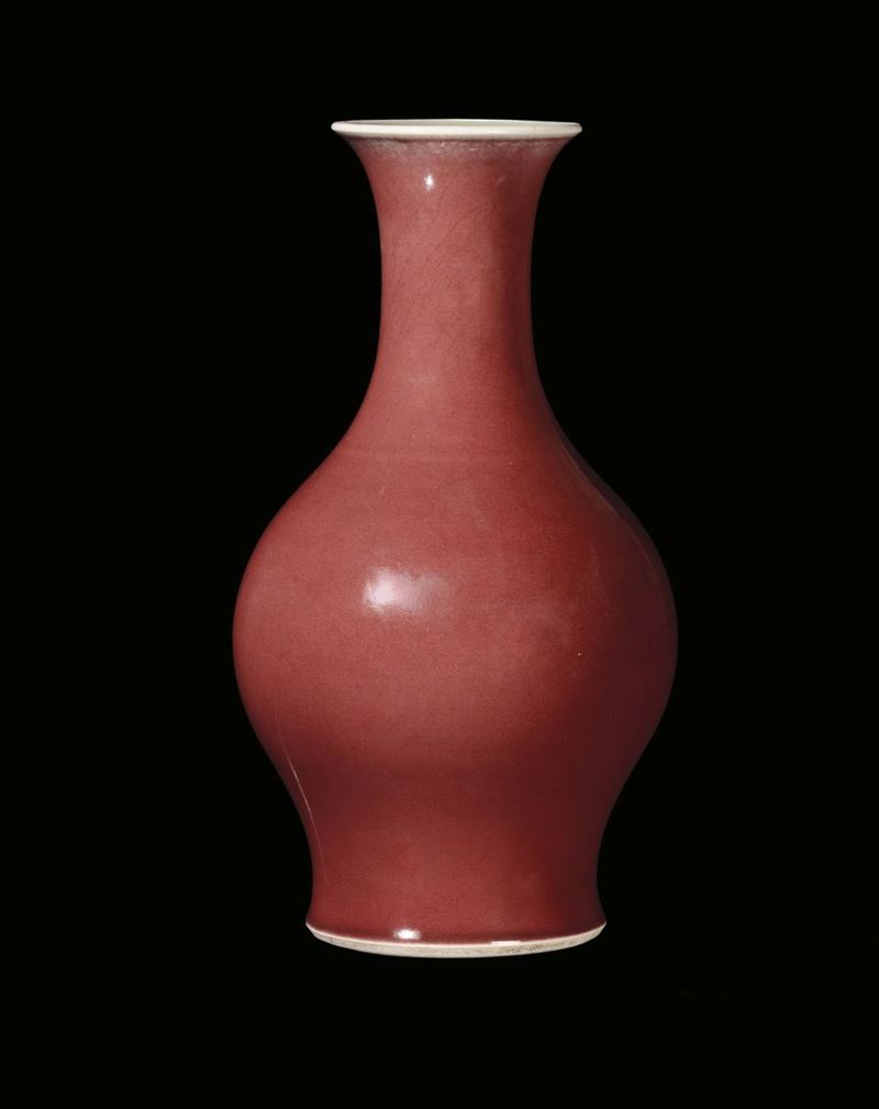 A monochrome oxblood red porcelain vase, China, Qing Dynasty, Qianlong Period (1736-1795)  - Auction Fine Chinese Works of Art - II - Cambi Casa d'Aste
