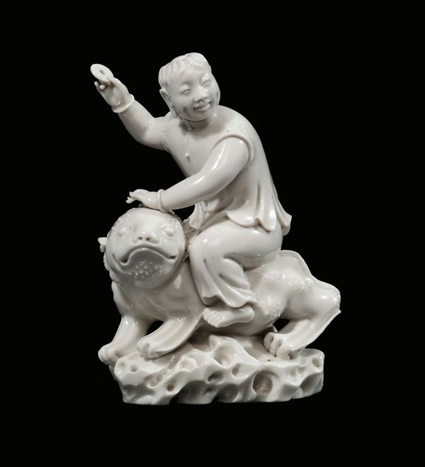 Rara figura di o boy su di un animale fantastico in porcellana Blanc de Chine, Dehua, Cina, fine XVII secolo