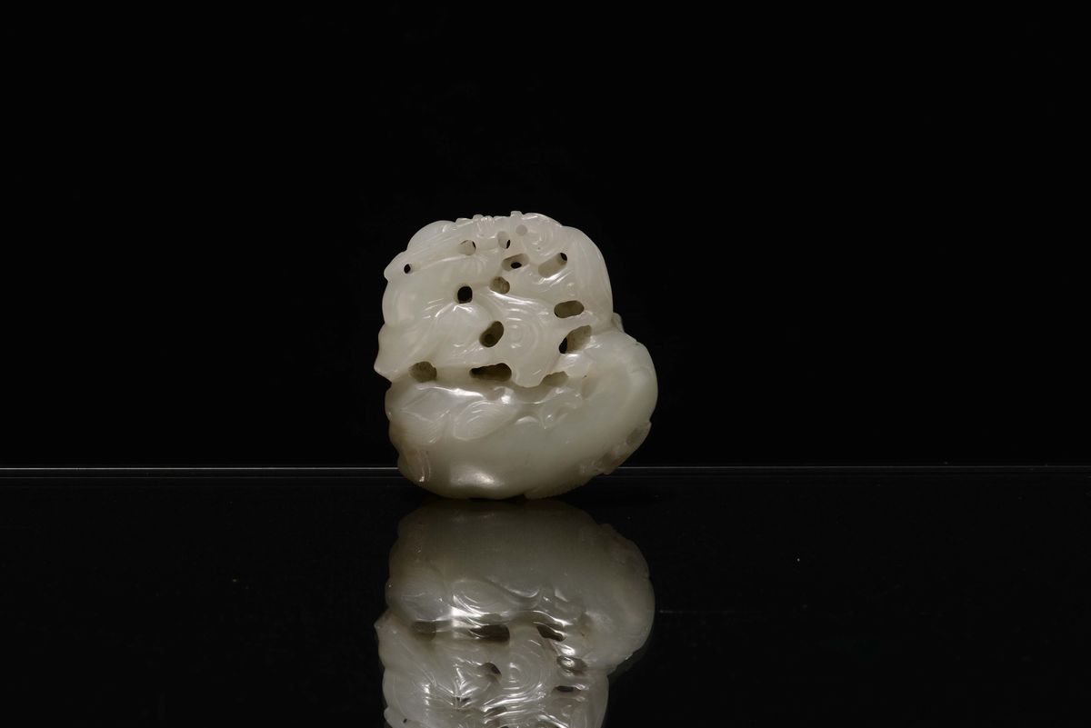 Piccola Giada Bianca Celadon Raffigurante Cavallo e Cavalliere, Cina, XIX Secolo