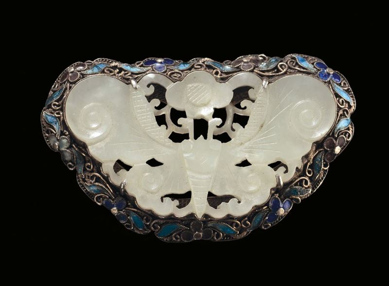 A jade “butterfly” pin mounted in silver and enamel, China, Qing Dynasty, 19th century  - Auction Fine Chinese Works of Art - II - Cambi Casa d'Aste