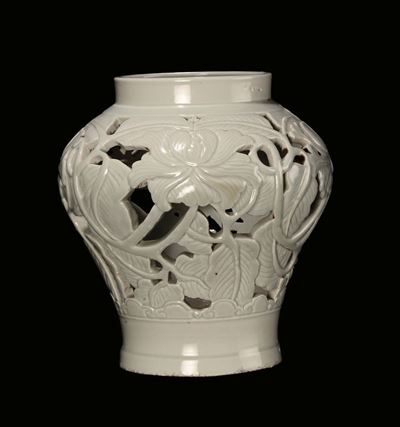Vaso in Porcellana Monocroma Traforato e Decorato con Fiori, Corea, Inizi XX Secolo