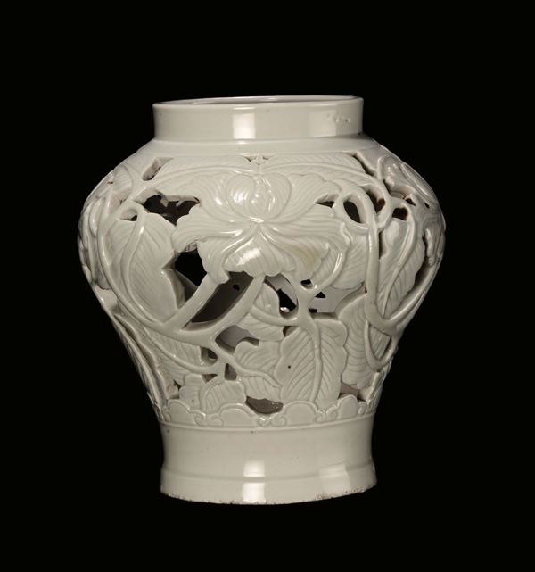 Vaso in porcellana monocroma traforato e decorato con fiori, Corea, inizi XX secolo