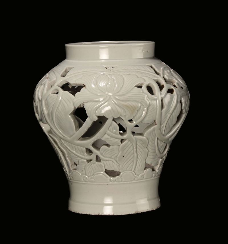 Vaso in porcellana monocroma traforato e decorato con fiori, Corea, inizi XX secolo  - Asta Fine Chinese Works of Art - II - Cambi Casa d'Aste