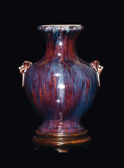 Vaso in Porcellana Policroma a Decoro Flambè sulle Tonalità del Rosso e del Viola, Cina, Dinastia...