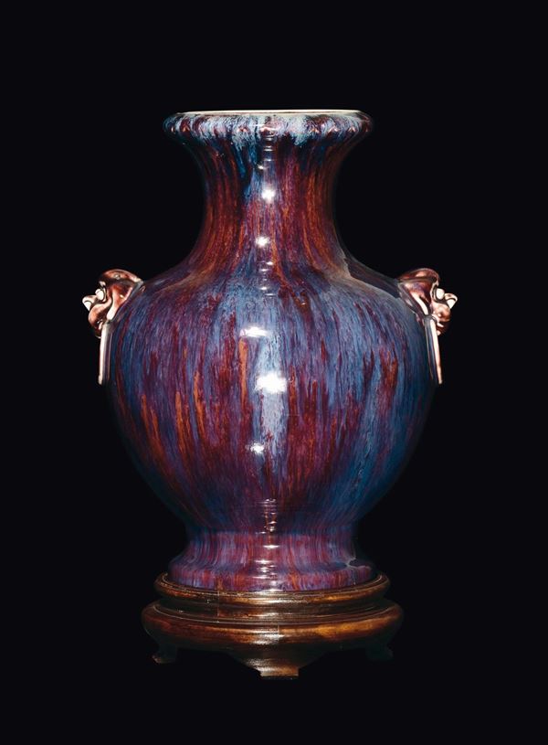 Vaso in porcellana policroma a decoro flambè sulle tonalità del rosso e del viola, Cina, Dinastia Qing, epoca Qianlong (1736-1796)