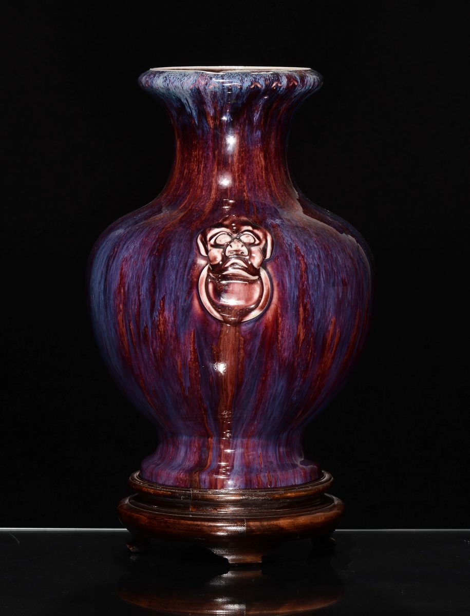 Vaso in Porcellana Policroma a Decoro Flambè sulle Tonalità del Rosso e del Viola, Cina, Dinastia...