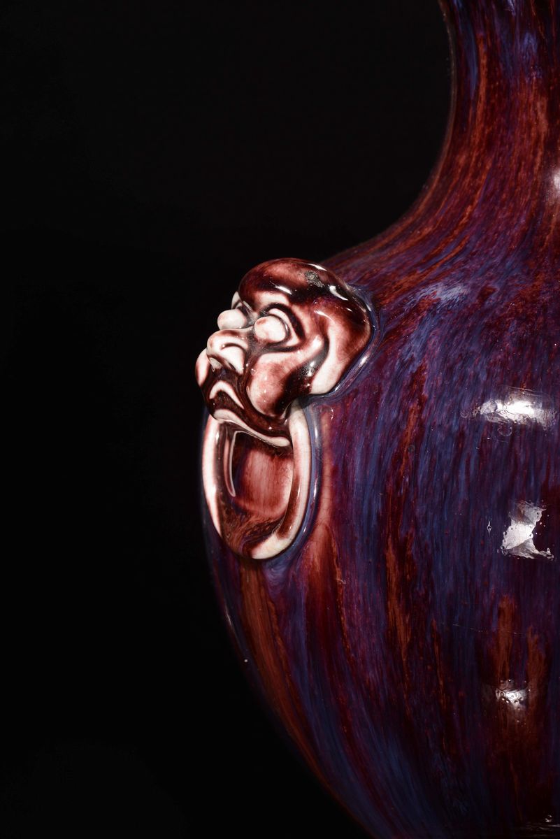 Vaso in Porcellana Policroma a Decoro Flambè sulle Tonalità del Rosso e del Viola, Cina, Dinastia...