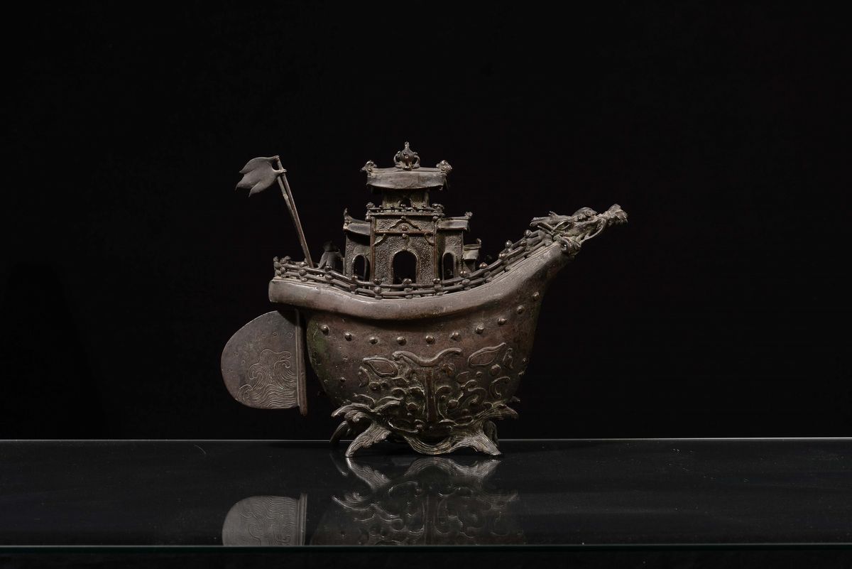 Raro Incensiere in Bronzo a Forma di Barca, Cina, Dinastia Ming, XVII Secolo