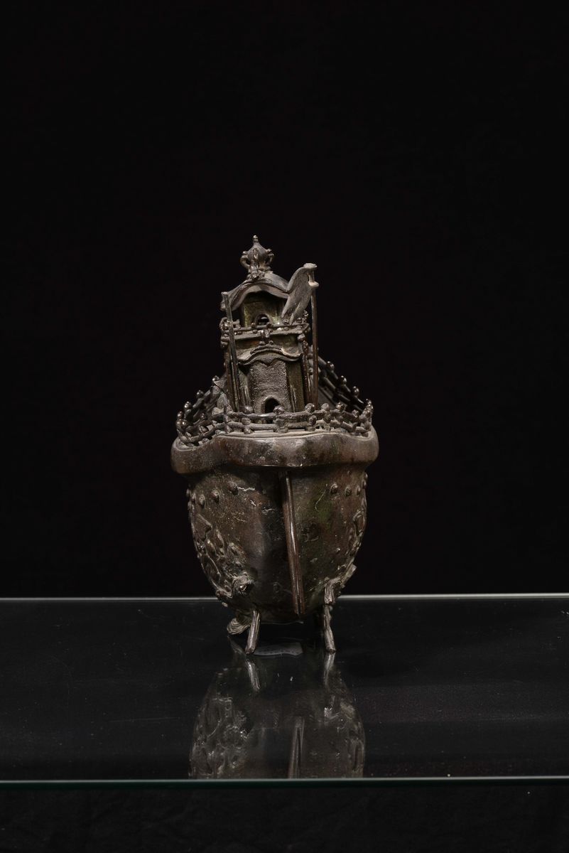 Raro Incensiere in Bronzo a Forma di Barca, Cina, Dinastia Ming, XVII Secolo