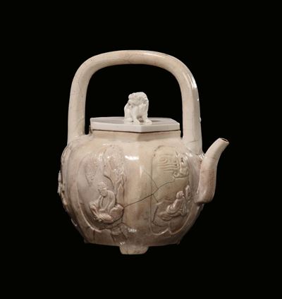 Teiera in Porcellana Blanc De Chine con Figura a Rilievo, Dehua, Cina Fine XVII Secolo