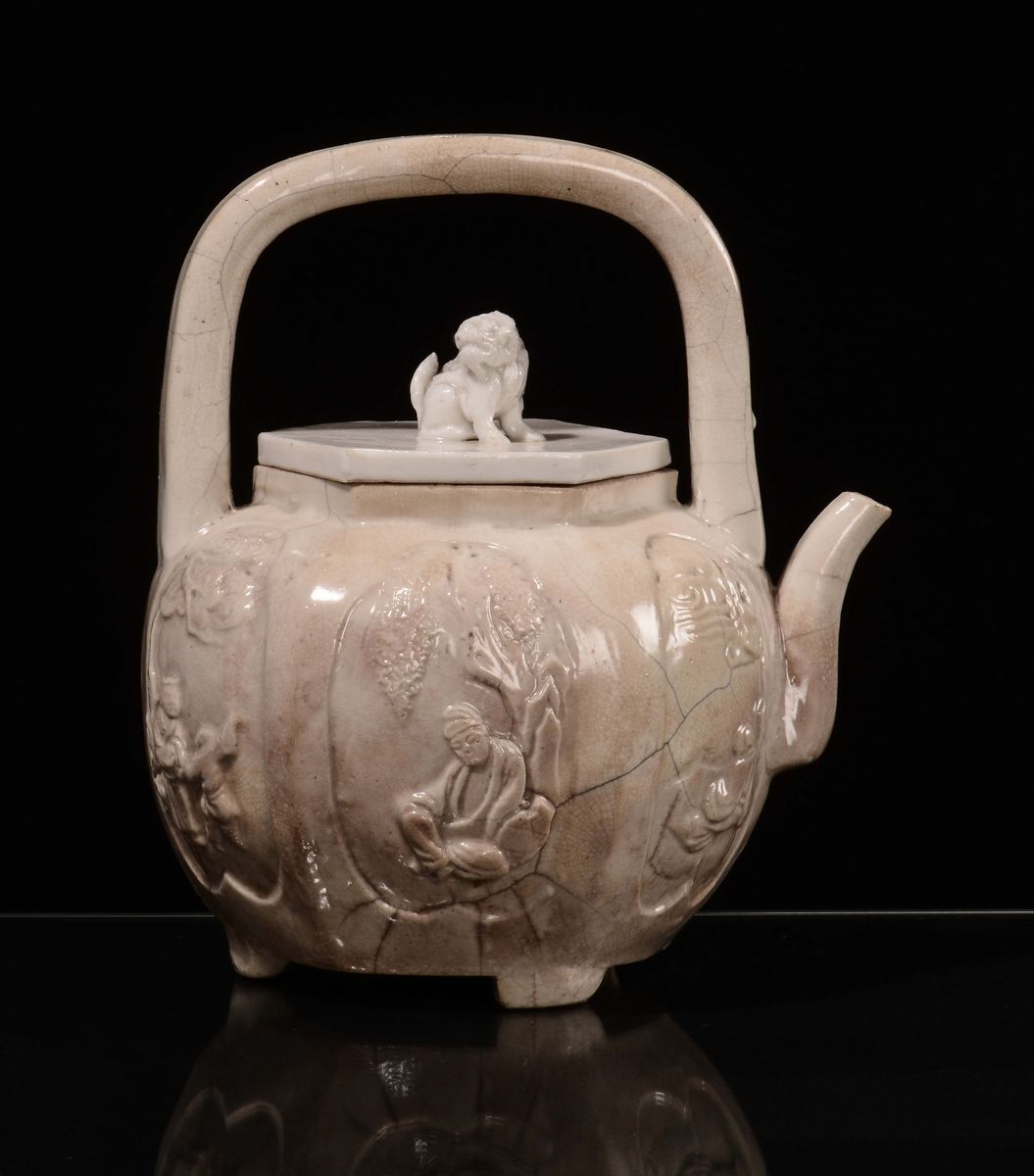 Teiera in Porcellana Blanc De Chine con Figura a Rilievo, Dehua, Cina Fine XVII Secolo