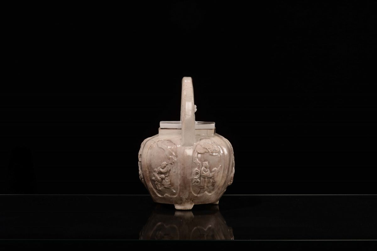 Teiera in Porcellana Blanc De Chine con Figura a Rilievo, Dehua, Cina Fine XVII Secolo