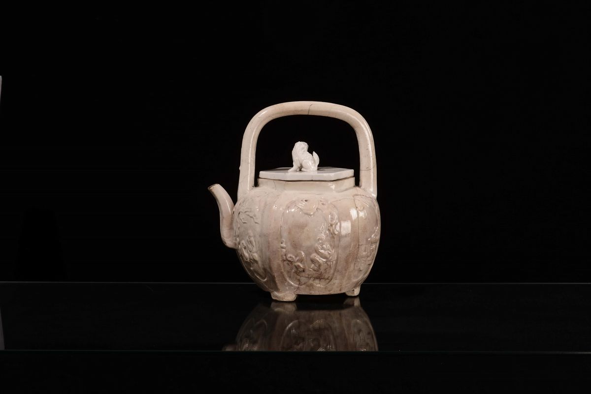 Teiera in Porcellana Blanc De Chine con Figura a Rilievo, Dehua, Cina Fine XVII Secolo