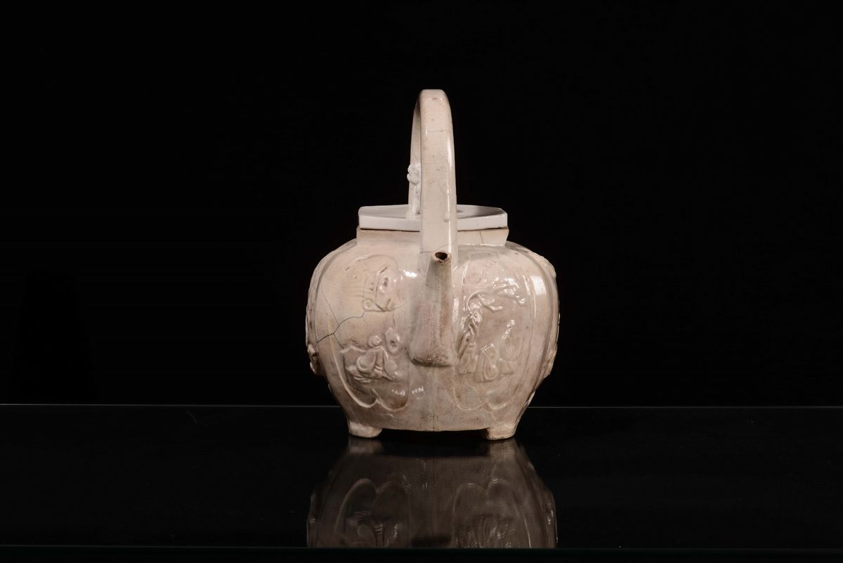 Teiera in Porcellana Blanc De Chine con Figura a Rilievo, Dehua, Cina Fine XVII Secolo