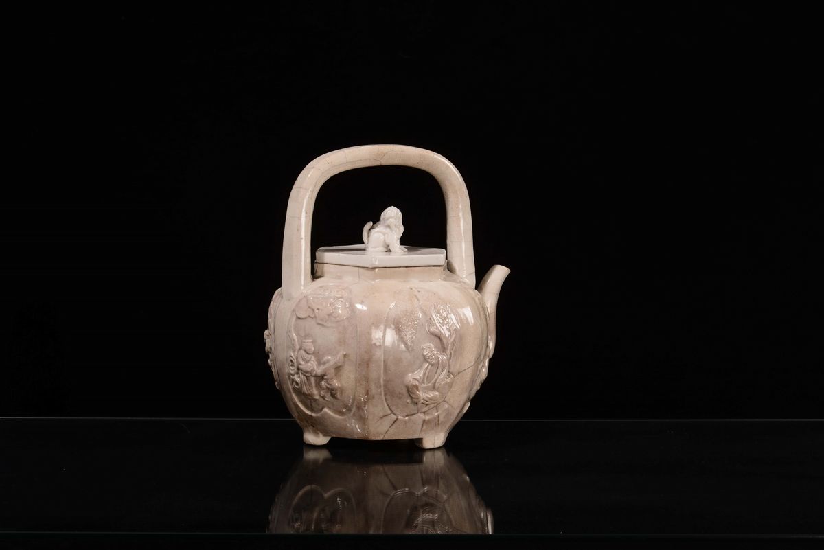 Teiera in Porcellana Blanc De Chine con Figura a Rilievo, Dehua, Cina Fine XVII Secolo