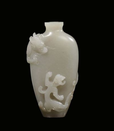 Vasetto in Giada Bianca Celadon Scolpito con Drago, Cina, Dinastia Qing, Periodo Qianlong (1736-1...
