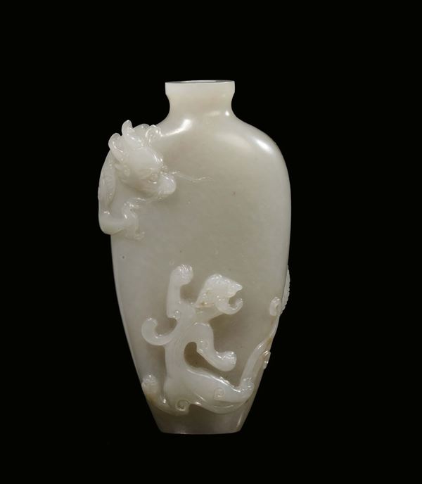 Snuff bottle in giada bianca Celadon con drago a rilievo, Cina, Dinastia Qing, Periodo Qianlong (1736-1795)