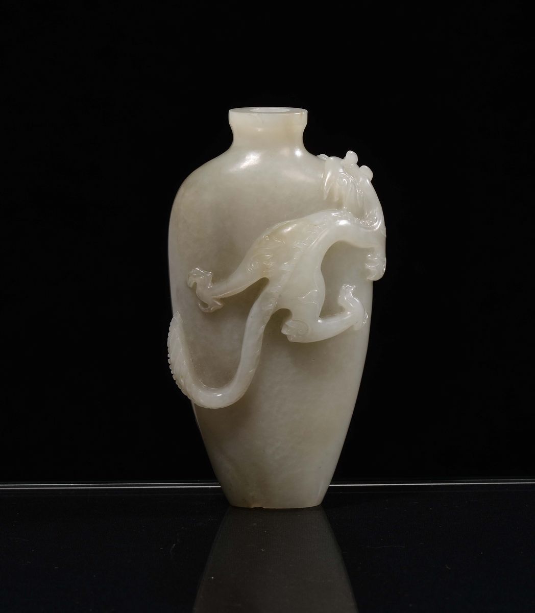 Vasetto in Giada Bianca Celadon Scolpito con Drago, Cina, Dinastia Qing, Periodo Qianlong (1736-1...