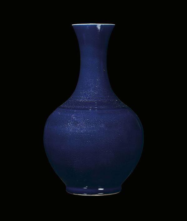 Vaso in porcellana monocroma sulla tonalità del blu, Cina, Dinastia Qing, Periodo Guangxu ( 1875-1908)