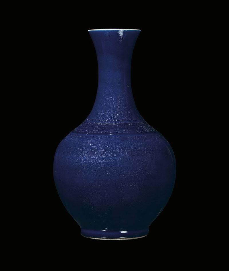 A monochrome blue porcelain vase, China, Qing Dynasty, Guangxu Period ( 1875-1908)  - Auction Fine Chinese Works of Art - II - Cambi Casa d'Aste