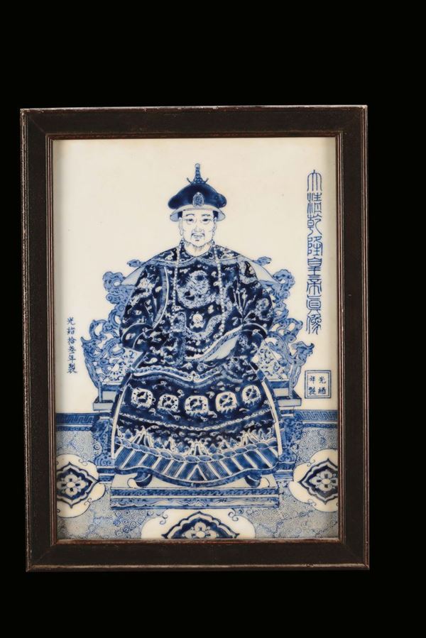 Coppia di placche in porcellana bianca e blu raffiguranti imperatori, Cina, Repubblica, XX secolo