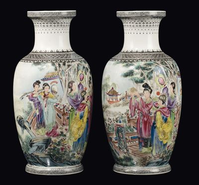 Coppia di Vasi Policromi in Porcellana con Raffigurazione di Figure e Paesaggi, Cina, Repubblica,...