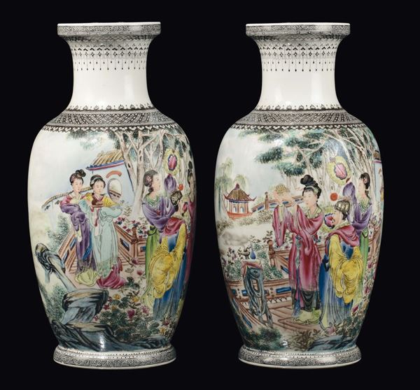Coppia di vasi policromi in porcellana con raffigurazione di figure e paesaggi, Cina, Repubblica, XX secolo