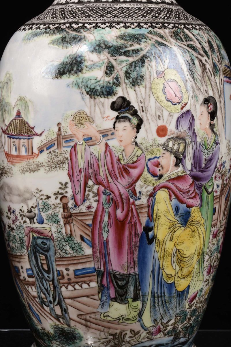 Coppia di Vasi Policromi in Porcellana con Raffigurazione di Figure e Paesaggi, Cina, Repubblica,...