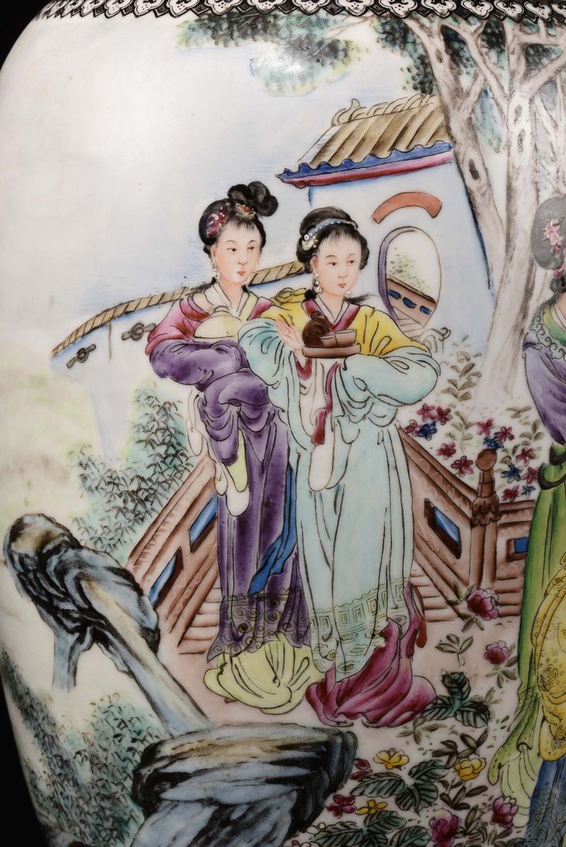 Coppia di Vasi Policromi in Porcellana con Raffigurazione di Figure e Paesaggi, Cina, Repubblica,...