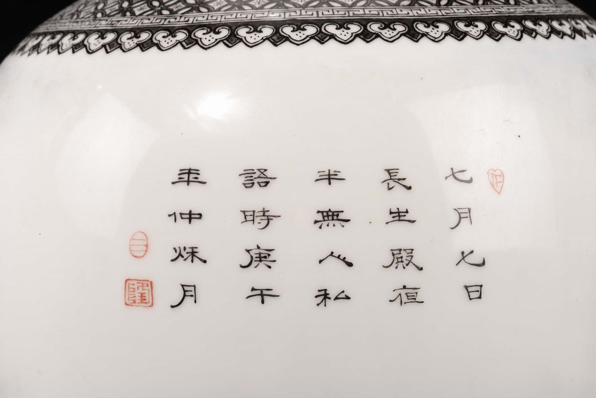 Coppia di Vasi Policromi in Porcellana con Raffigurazione di Figure e Paesaggi, Cina, Repubblica,...
