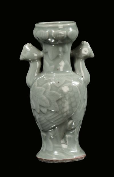 Raro Vasetto in Porcellana Longquan Celadon a Rilievo a Guisa di Fenici, Cina, Dinastia Ming, Fin...