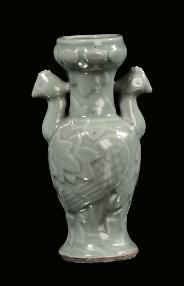 Raro vasetto in porcellana Longquan Celadon a rilievo a guisa di fenici, Cina, dinastia Ming, fine XVI secolo