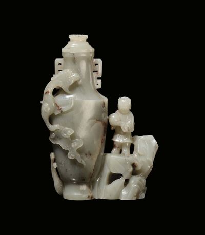 Vaso in Giada Celadon con Coperchio Scolpito con Bambino e Vegetazione, Cina, Dinastia Qing, Epoc...