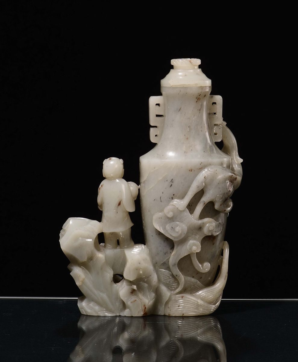 Vaso in Giada Celadon con Coperchio Scolpito con Bambino e Vegetazione, Cina, Dinastia Qing, Epoc...