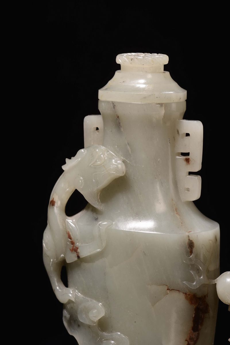 Vaso in Giada Celadon con Coperchio Scolpito con Bambino e Vegetazione, Cina, Dinastia Qing, Epoc...