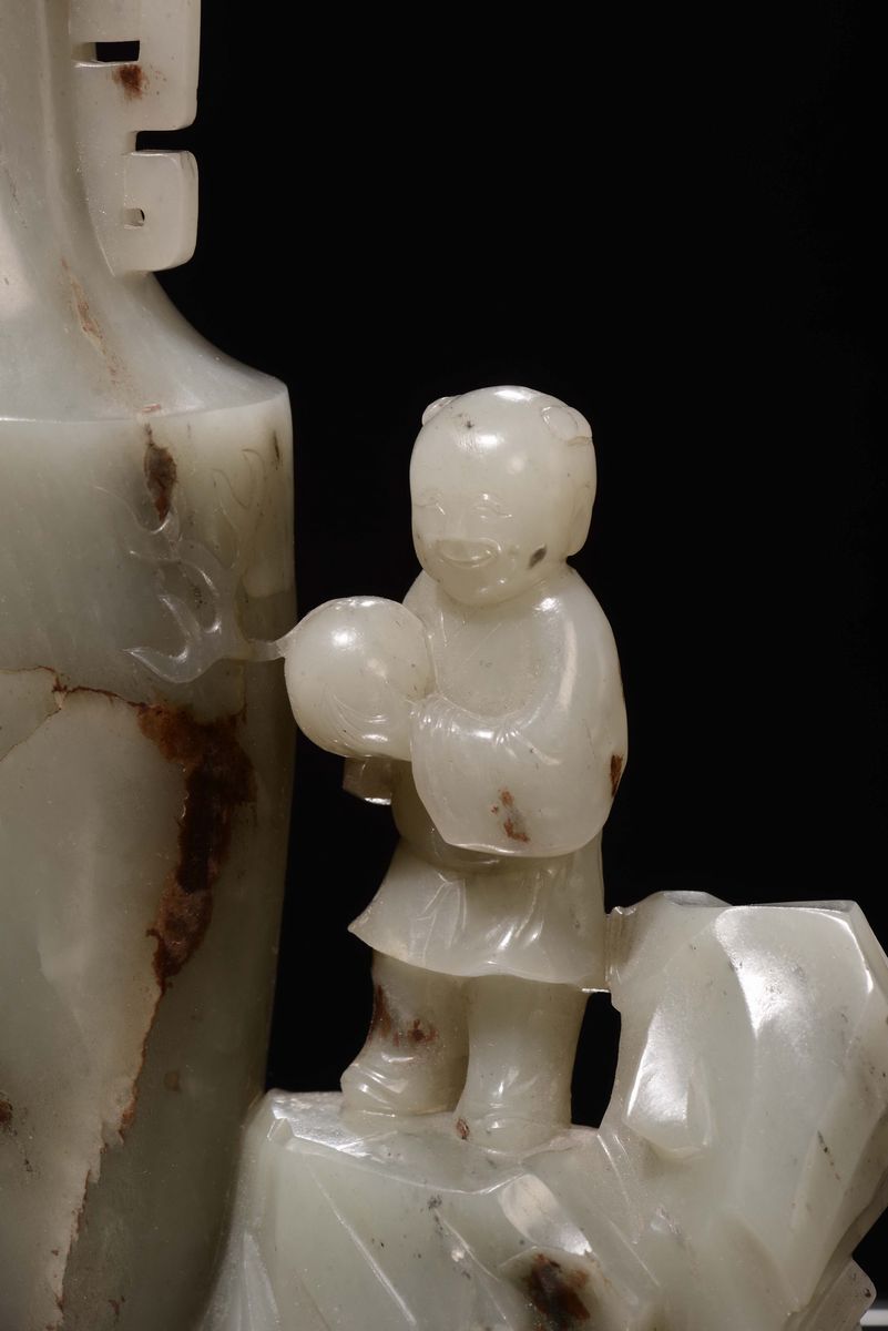 Vaso in Giada Celadon con Coperchio Scolpito con Bambino e Vegetazione, Cina, Dinastia Qing, Epoc...
