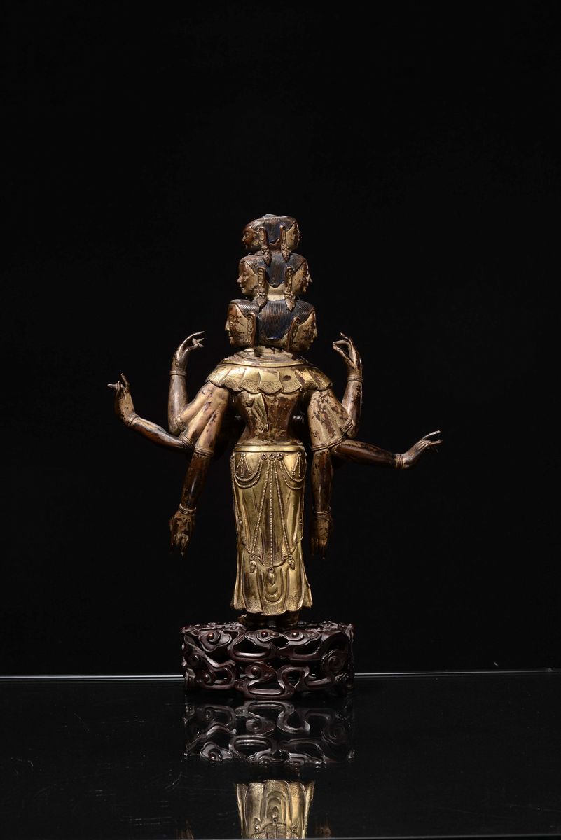 Grande Scultura in Bronzo Dorato Raffigurante Avalokitesvara, Cina, Dinastia Ming, XV Secolo