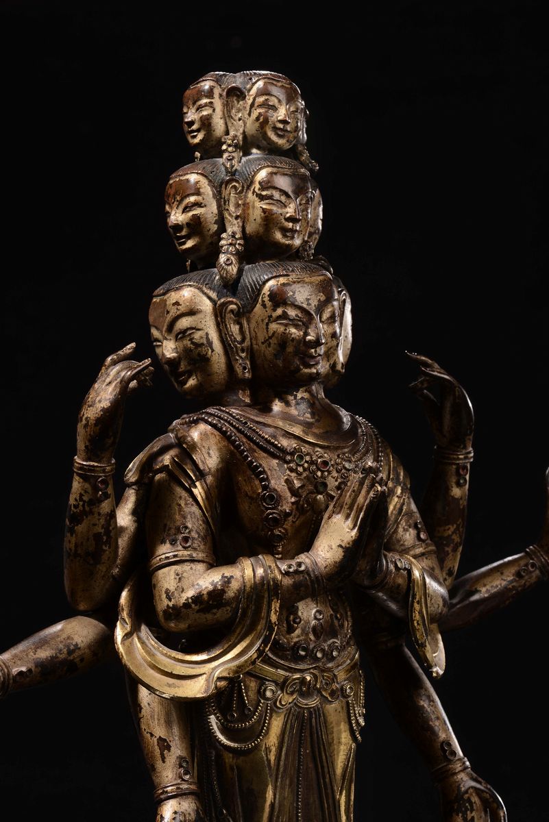 Grande Scultura in Bronzo Dorato Raffigurante Avalokitesvara, Cina, Dinastia Ming, XV Secolo