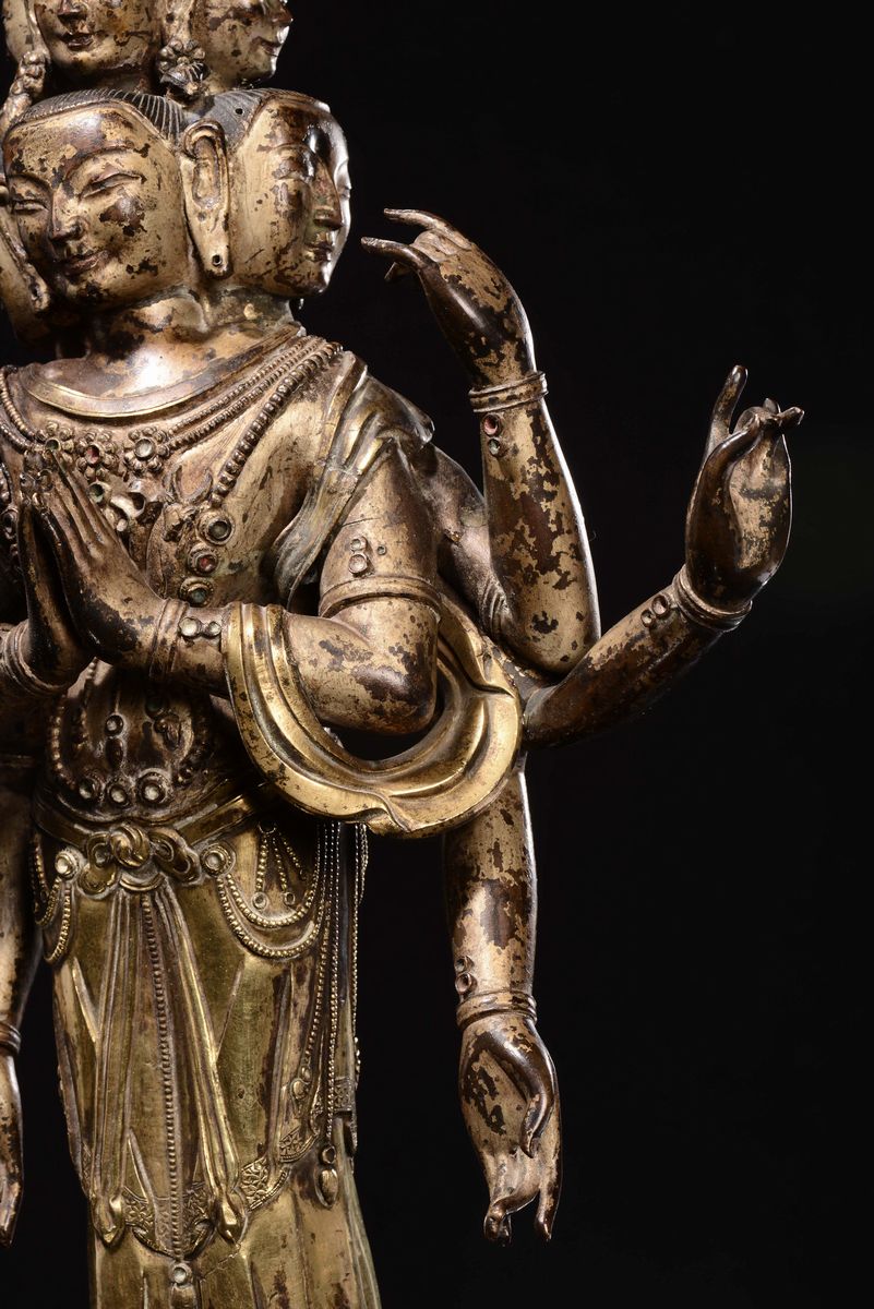 Grande Scultura in Bronzo Dorato Raffigurante Avalokitesvara, Cina, Dinastia Ming, XV Secolo