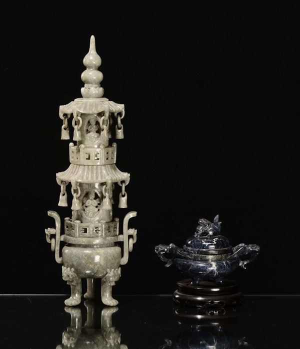 Lotto di due incensieri in pietra dura di diverse dimensioni, Cina, XX secolo