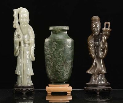 Lotto Composto da Vaso in Giada Verde e Figura in Pietra Dura, Cina, XX Secolo