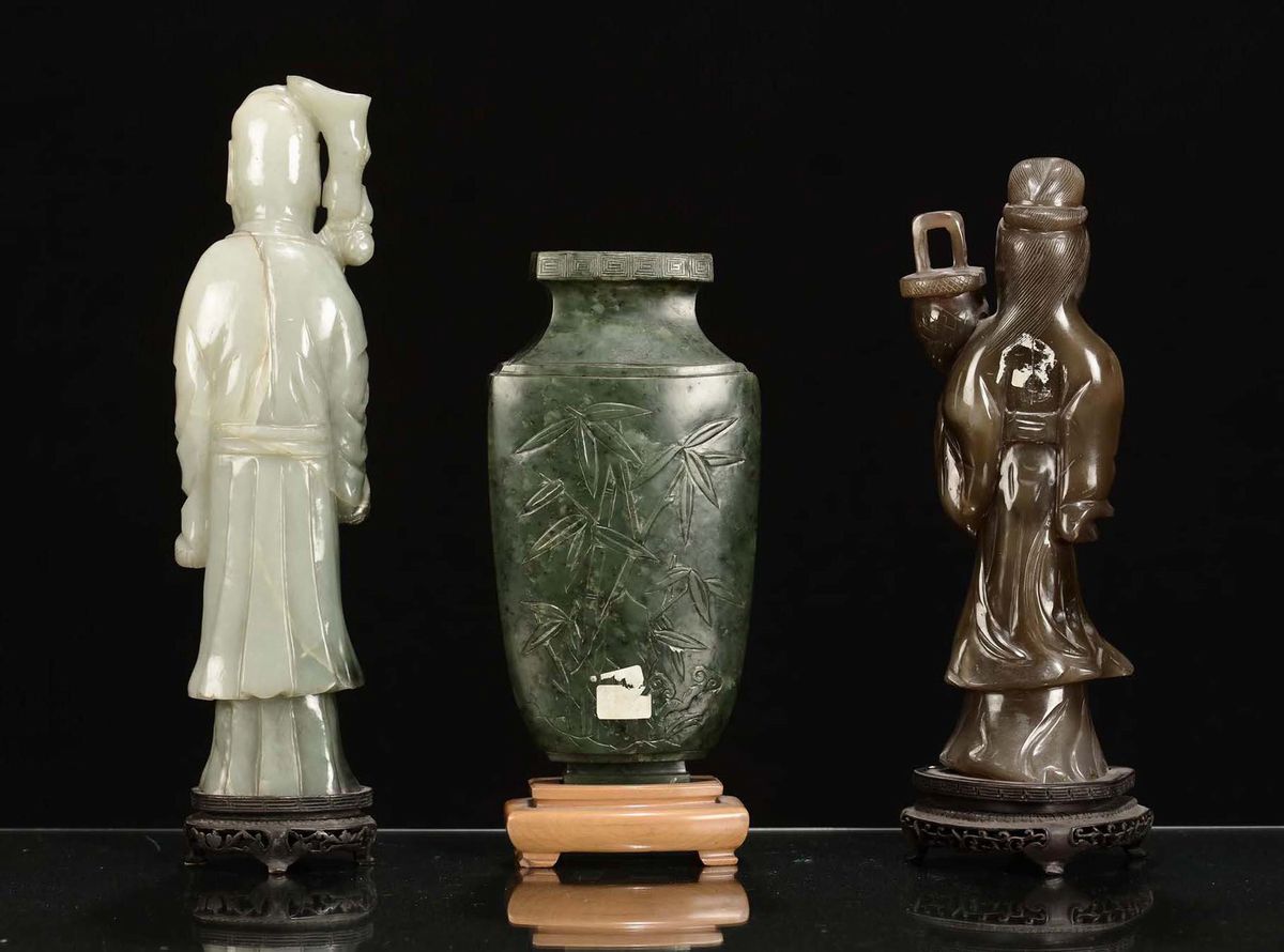 Lotto Composto da Vaso in Giada Verde e Figura in Pietra Dura, Cina, XX Secolo
