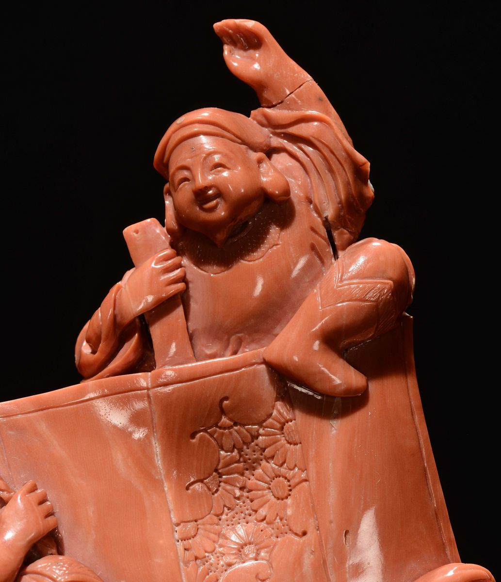 Gruppo in Corallo Rosso Scolpito Raffigurante Barca con Figure, Cina, Dinastia Qing, Fine XIX Sec...
