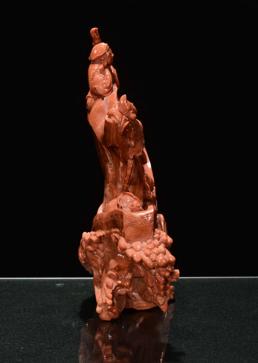 Gruppo in Corallo Rosso Scolpito Raffigurante Barca con Figure, Cina, Dinastia Qing, Fine XIX Sec...