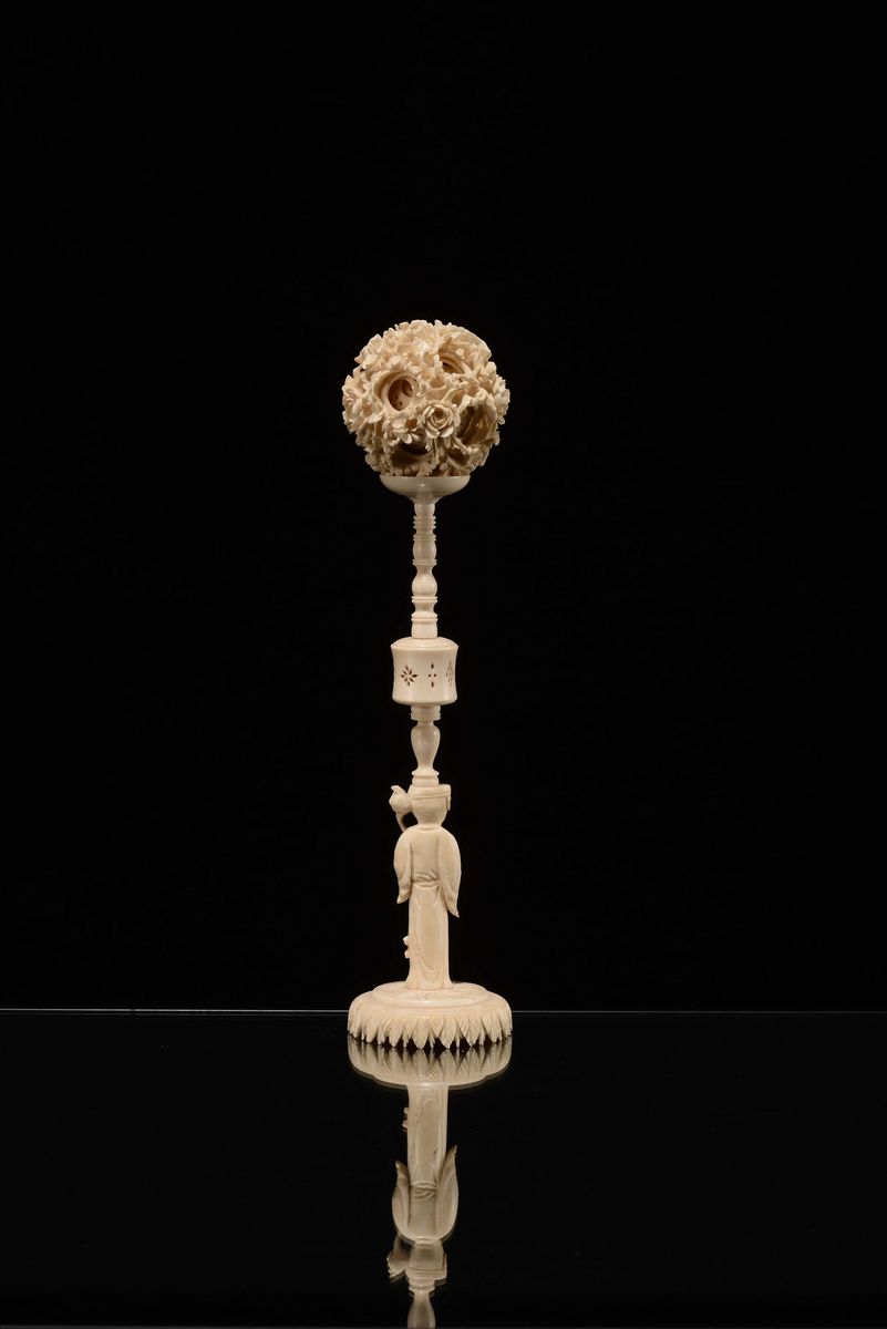 Sculturina in Avorio Traforato, Cina, Inizio XX Secolo